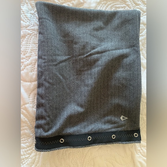 Ivivva scarf euc black & grey - Picture 3 of 3